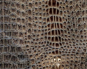 3 restes.  Feuille de cuir gaufré crocodile avec support en feutre noir.
