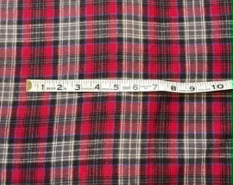 Flanelle Ozark Mountain.  Rouge foncé avec du noir et blanc et une petite ligne bleue.  Vendu par mètre.