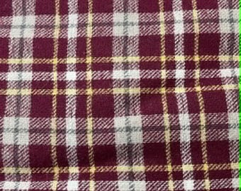 Flanelle Ozark Mountain.  Bordeaux avec du blanc, du gris et du jaune.  Vendu par mètre.