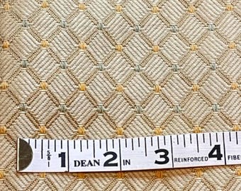 Tissu d'ameublement de 54 po. de large. Diamant jaune/or avec un peu de vert. Vendu par mètre.