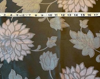 Chrysanthèmes roses sur fond gris satiné, tissu d'ameublement.  Reste de 1 1/4 yard par 58" de large.