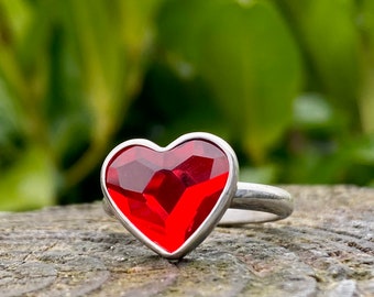 Sparkly red crystal heart shaped sterling silver ring size 6.76/N/54