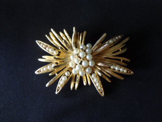 Lisner 60's Brooch in a Brushed Gold-Tone with Fa… - image 1