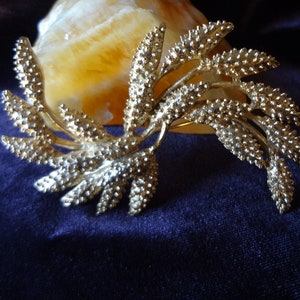 Sarah Coventry Brooch Pin Vintage Gold-Tone