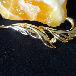 Brooch Vintage from the 80&#39;s Wavy Leaf Pin with a Single Rhinestone