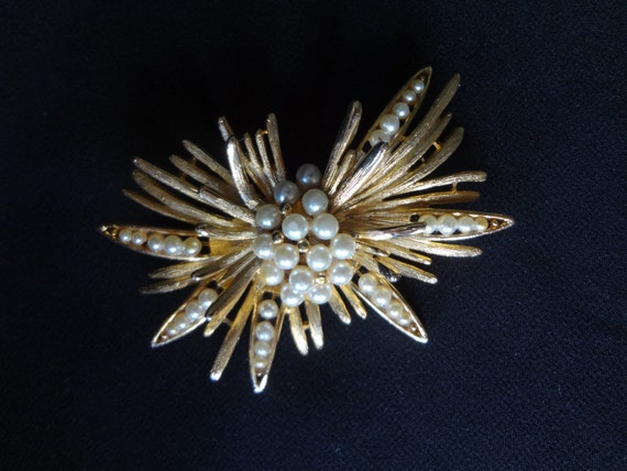 Lisner 60's Brooch in a Brushed Gold-Tone with Fa… - image 4