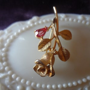 Vintage Floral Avon Rose Brooch with a Pink Tear Drop Shaped Rhinestone