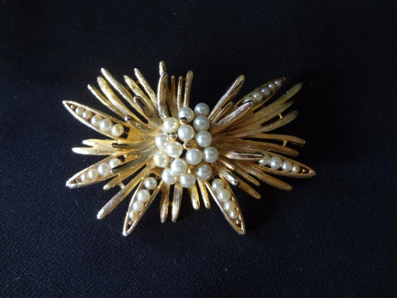 Lisner 60's Brooch in a Brushed Gold-Tone with Fa… - image 2