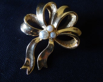 Vintage Avon Ribbon Brooch  Pin with Faux Pearls in a Gold-tone Metal