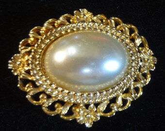 Vintage Scarf Clip with Golden Filigree and a Faux Pearl from the 70s