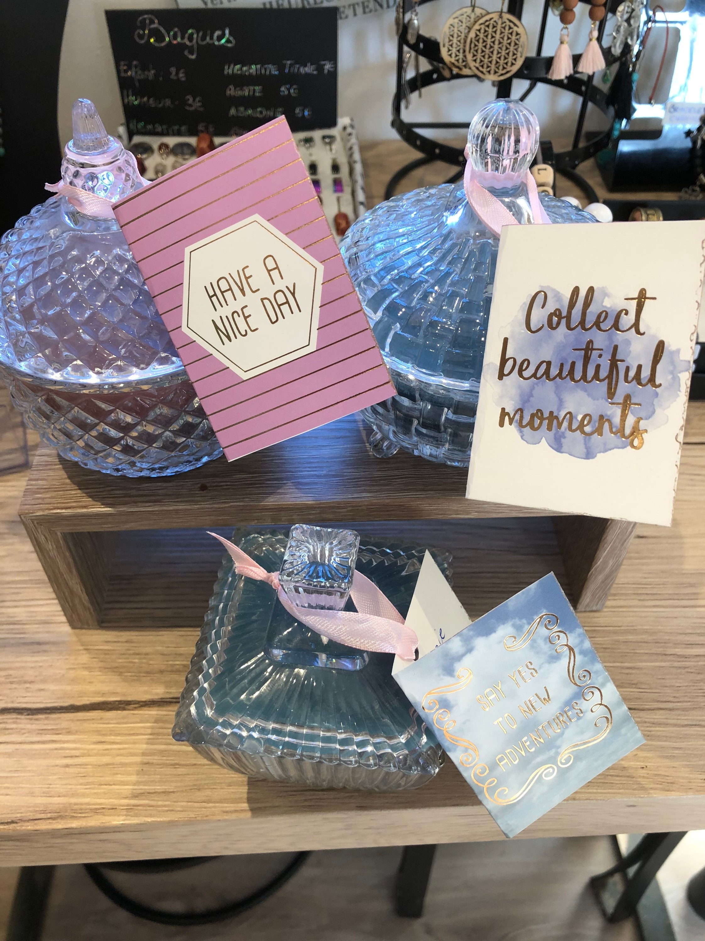 Bougies Surprises Bijoux , Bougies Creation Unique Dans Une Jolie Bonbonnière ou Sucrier avec Un Pen