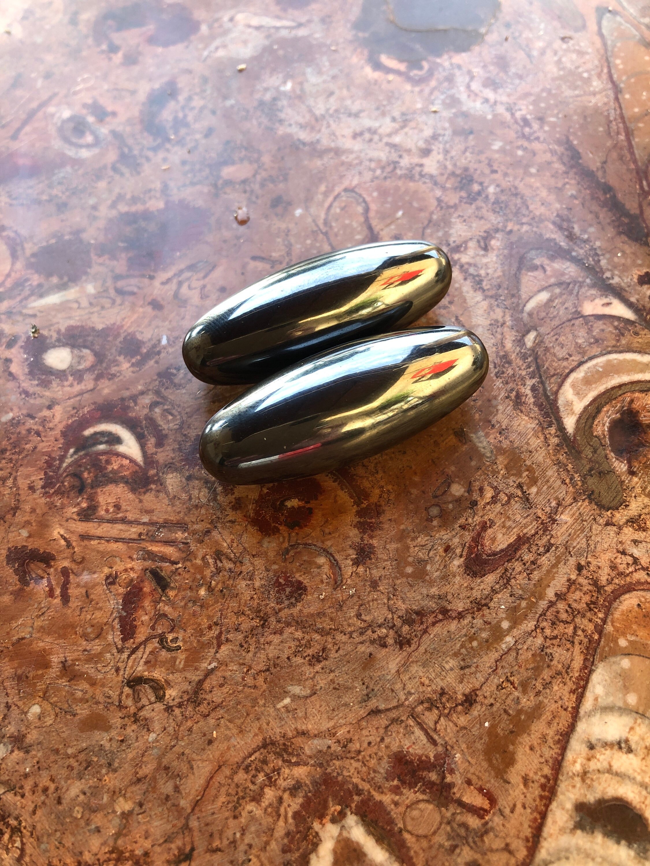 Paire de Magnétite, Navettes ou Boules , Vendue Par 2 Chakras, Ancrage