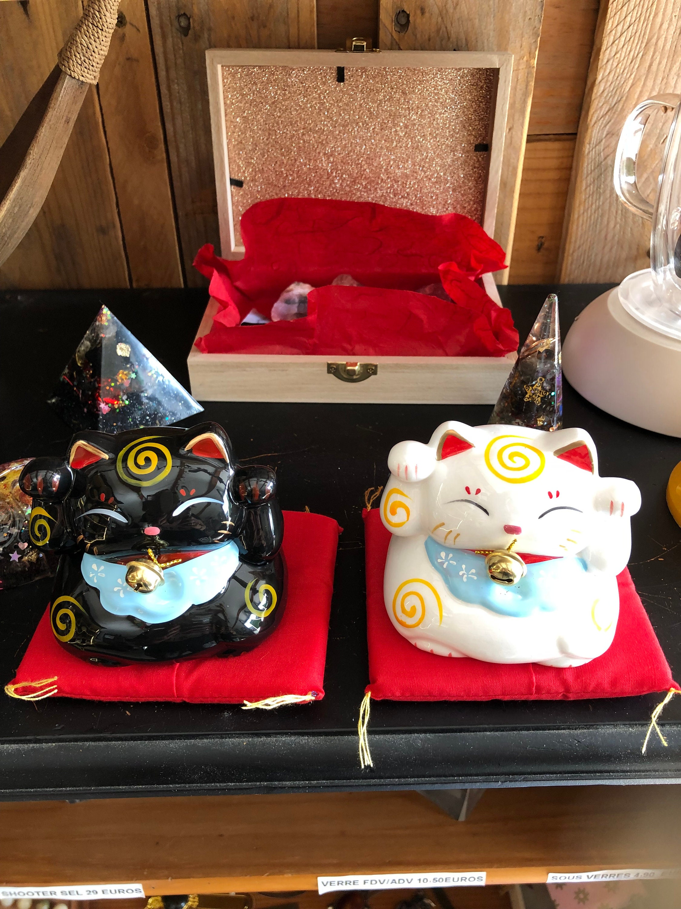 Chat porte-bonheur japonais manekineko, KURO, noir et rouge