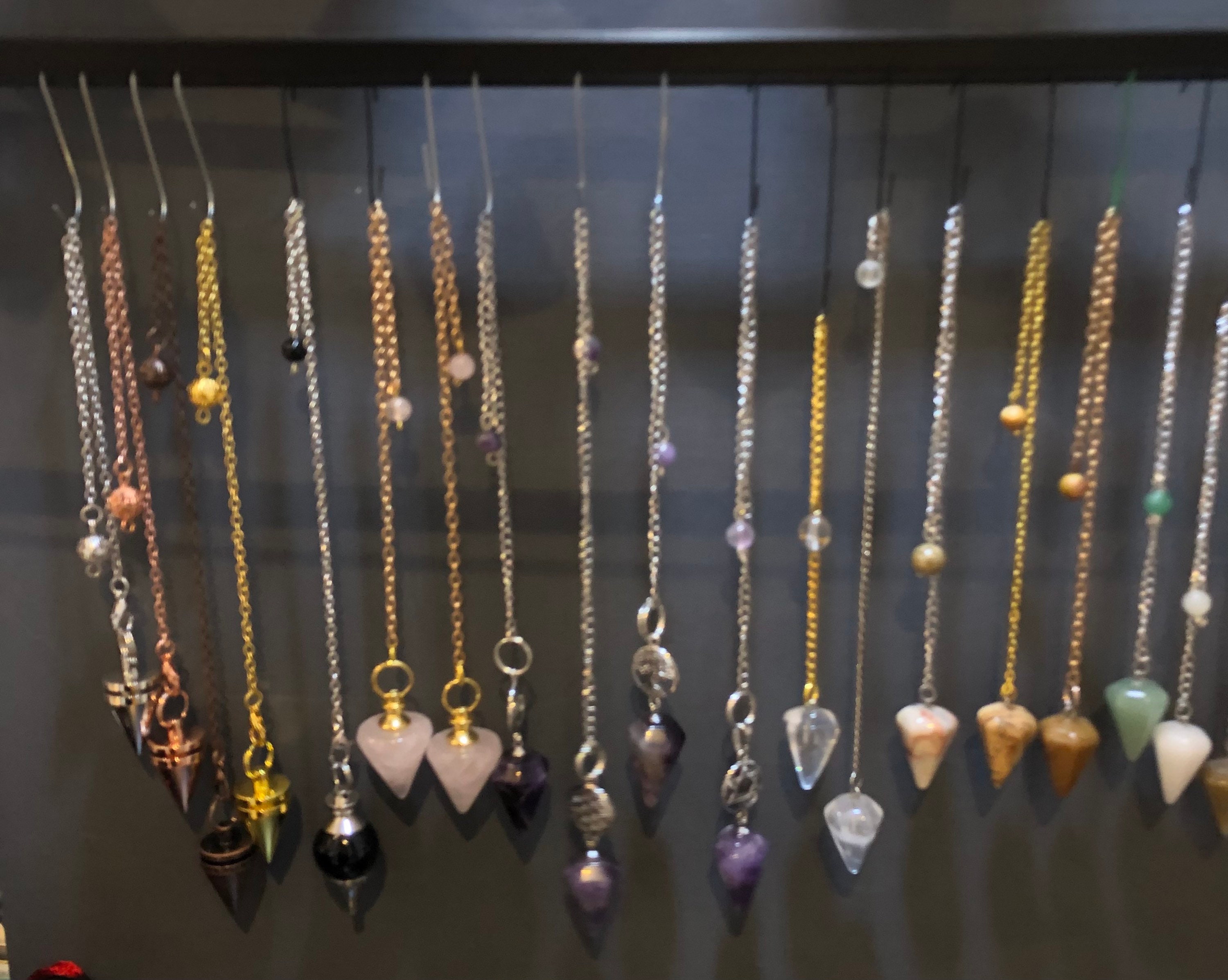 Pendules en Pierres et Métal Forme Cône de 2, 5cm sur Chaînes en Métal , Différents Modèles Divinati