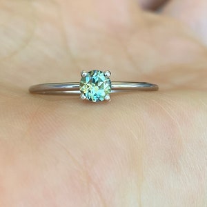 Klaar voor verzending: natuurlijk licht ijsblauwe/gele saffier 4,5 mm in 9 kt witgoud, maat 8