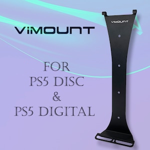Könnte beinhalten: Schwarze Wandhalterung aus Metall für eine PlayStation 5 Konsole. Die Halterung ist so konzipiert, dass sie sowohl die Disc- als auch die Digitalversion der Konsole aufnehmen kann. Die Halterung trägt den Schriftzug "VIMOUNT".