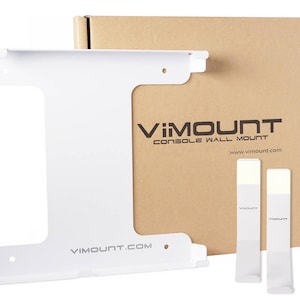 以下が含まれることがあります： 白い金属製のコンソール壁掛けで、下部に「Viimount.com」の文字が印刷されています。マウントは、前面に「Viimount Console Wall Mount」の文字が印刷された茶色の段ボール箱に梱包されています。