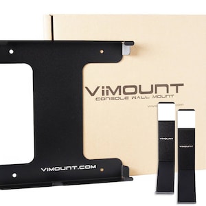 以下が含まれることがあります： ゲームコンソール用の黒い金属製の壁掛け。マウントにはVIMOUNT.COMのロゴとパッケージに「VIMOUNT CONSOLE WALL MOUNT」の文字が書かれています。