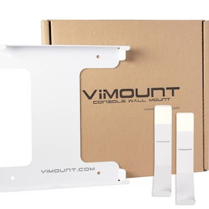 以下が含まれることがあります： 前面に「VIMOUNT.COM」と印刷された白いゲームコンソール用壁掛けマウント。マウントは、「VIMOUNT Console Wall Mount」と印刷された茶色の段ボール箱に梱包されています。
