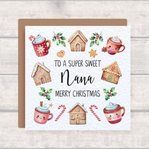 K&ouml;nnte beinhalten: Eine Weihnachtskarte mit braunem Rand zeigt Aquarellillustrationen von Lebkuchenh&auml;usern, Tassen hei&szlig;er Schokolade, Zuckerstangen und Stechpalmen. Der Text lautet "To a Super Sweet Nana Merry Christmas."