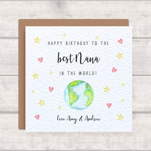Könnte beinhalten: Eine weiße Karte mit einer Aquarell-Illustration der Erde, umgeben von rosa Herzen und gelben Sternen. Die Karte lautet "Happy Birthday to the best Nana in the world! Love Amy & Andrew".