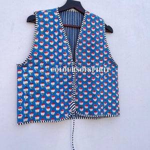 Fait main Coton floral matelassé à la main, gilet en coton imprimé, gilet à doublure color block, gilet avec poches, gilet pour femme matelassé en coton doux image 1