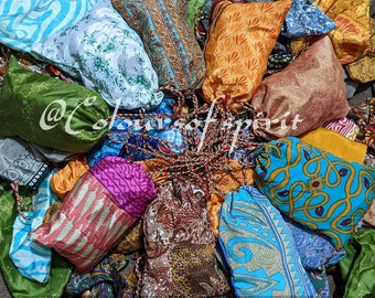 VENTA AL POR MAYOR de bolsas de joyería sari de seda vintage recicladas (10-900)-Lote al por mayor Bolsas de joyería-Lote de bolsas de mercado estilo cordón-Bolsa vintage