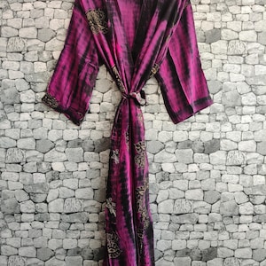 Kimono vintage de seda estilo sari, robe de crepe de seda magenta e roxo, quimono boho, kimono paisley com cinto, kimono aberto na frente, saída de praia de seda