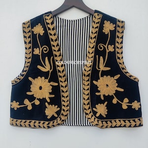 Colete Suzani Velvet, Colete Bordado de Veludo, Colete Suzani, Colete Suzani Floral Velvet, Colete Boho, Jaqueta Curta Suzani de Veludo, Jaqueta Clássica