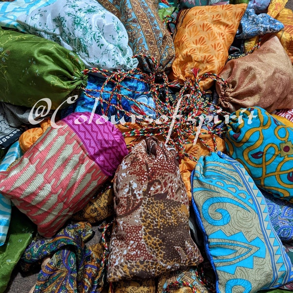 Lot von 100 Stück indische Sari Beutel, Schmuck Taschen, indische Kordelzug Geschenkbeutel, Party oder Merchandise Verpackung Taschen, Hochzeit Gunsten Geschenk Taschen