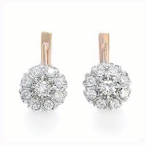 Peut inclure: Une paire de boucles d'oreilles en or et diamants. Chaque boucle d'oreille présente un fermoir à levier en or et un groupe rond de diamants. Les boucles d'oreilles sont posées sur un fond blanc.