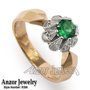 Peut inclure: Une bague en or et argent ornée d'une pierre précieuse verte vive au centre, entourée de petits diamants. Le corps de la bague présente un design angulaire unique. Le texte "Anzor Jewelry" et le numéro de style "R398" sont visibles.