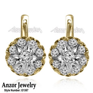 Pode incluir: Um par de brincos dourados com um design floral. Cada brinco apresenta um grupo de pedras preciosas redondas e transparentes emolduradas em um quadro circular. Os brincos são da Anzor Jewelry, estilo E1357.