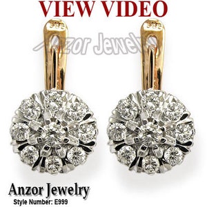 Pode incluir: Um par de brincos de ouro e branco com um design redondo de cluster de diamantes. Os brincos são marcados com o número 585.