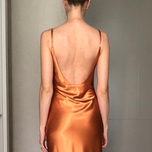 Robe nuisette mi-longue en satin de soie orange brûlé, dos ouvert bretelles spaghetti réglables, robe soyeuse caraco coupée en biais