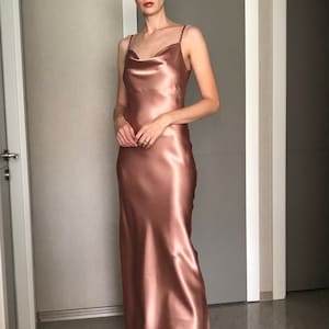 Rose Gold Wasserfallausschnitt Seide Satin Maxi Länge Slip Kleid, verstellbare Spaghetti-Trägern, Blassrosa Date Night, Open Back Blush Pink Seidige Brautjungfer Bild 1