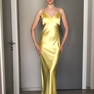 Sonnengelbes Maxi-Seiden-Satin-Kleid, Zitronen-Extra in voller Länge Slip-Kleid, verstellbare Spaghetti-Träger, Maiskorn-seidiges Kleid mit tiefem V-Ausschnitt Bias Cut