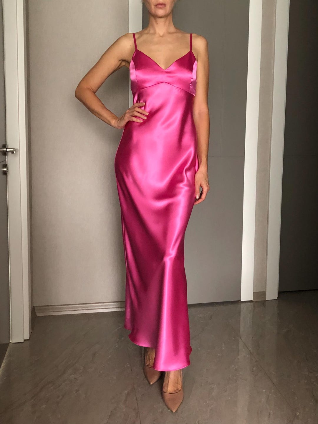 ホットピンクのVネックシルクサテンマキシ丈スリップドレス、フクシア