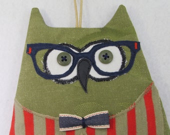 OWL WITH HUMORISTIC GLASSES perched on a pencil, fabric decoration to hang, gift for optometrist, teacher, nerd, unique creation