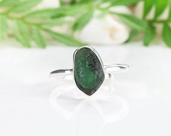 Sterling silver raw emerald ring / Adjustable statement unusual ring / Green gemstone handmade jewellery / Unique anniversary gift for her