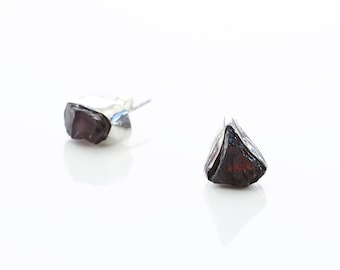 Raw garnet silver stud earrings / January birthstone / Unusual handmade natural gemstone studs / Minimalist jewellery /Unique gift for her