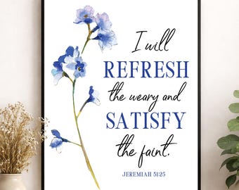 Puede incluir: Una impresión artística enmarcada con una ilustración de acuarela de flores azules y el texto "I will refresh the weary and satisfy the faint." La cita es de Jeremías 31:25. La obra de arte está sobre un fondo blanco.