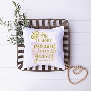Ella es más preciosa que las joyas / Proverbios 3:15 / Madre Hija / Almohada decorativa / Diseño personalizado / Hecho en los EE. UU.