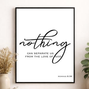 以下が含まれることがあります： 白い背景に黒い文字が書かれた額入りのプリント。 「nothing」という単語は筆記体で書かれており、その下に「CAN SEPARATE US FROM THE LOVE OF GOD」というフレーズがあります。 テキスト「ROMANS 8:38」は一番下にあります。