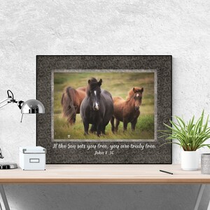 John 8:36 Impression d’art | Si le fils vous libère, vous êtes vraiment libre | Art mural chrétien | Art chevaux | Citation de l’Écriture | Impression religieuse