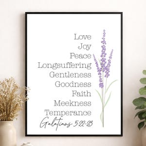 Puede incluir: Impresión enmarcada con fondo blanco con las palabras "Amor, Gozo, Paz, Paciencia, Amabilidad, Bondad, Fe, Mansedumbre, Templanza" y "Gálatas 5:22-23". Una ramita de lavanda está a la derecha.