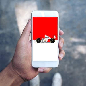 以下が含まれることがあります： 赤い背景の白いスマートフォンに、白と赤のレーシングカーが映し出されています。レーシングカーには「マクラーレン」の文字が書かれています。