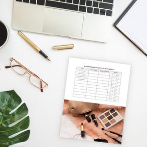 Peut inclure: Une liste de contr&ocirc;le d'inventaire des fournitures d'entretien imprimable avec un tableau pour suivre le stock actuel et les seuils de r&eacute;approvisionnement. La liste de contr&ocirc;le est accompagn&eacute;e d'une photo d'une trousse de maquillage, de rouges &agrave; l&egrave;vres et d'une palette d'ombres &agrave; paupi&egrave;res sur une surface rose duveteuse.