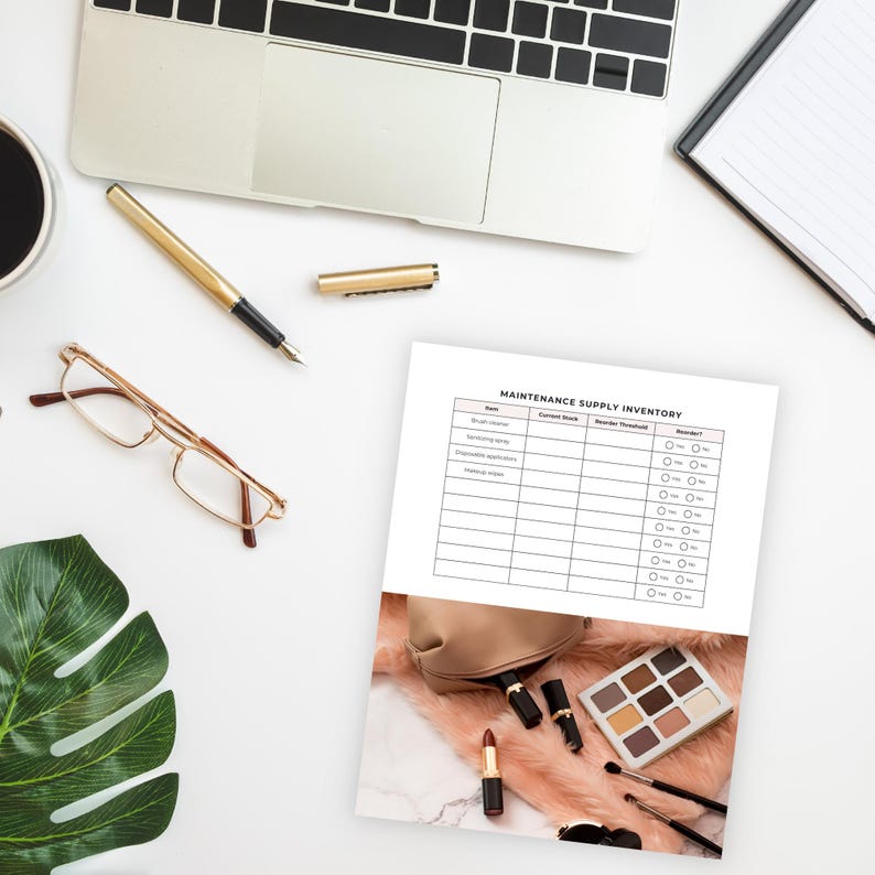 Peut inclure: Une liste de contr&ocirc;le d'inventaire des fournitures d'entretien imprimable avec un tableau pour suivre le stock actuel et les seuils de r&eacute;approvisionnement. La liste de contr&ocirc;le est accompagn&eacute;e d'une photo d'une trousse de maquillage, de rouges &agrave; l&egrave;vres et d'une palette d'ombres &agrave; paupi&egrave;res sur une surface rose duveteuse.