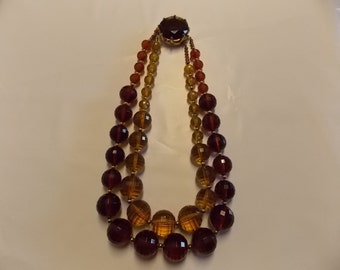 couleur ambrée vintage Graduée 2 Strand Necklace Lucite/Bakelite avec Beautiful Large Clasp Strung on Chain